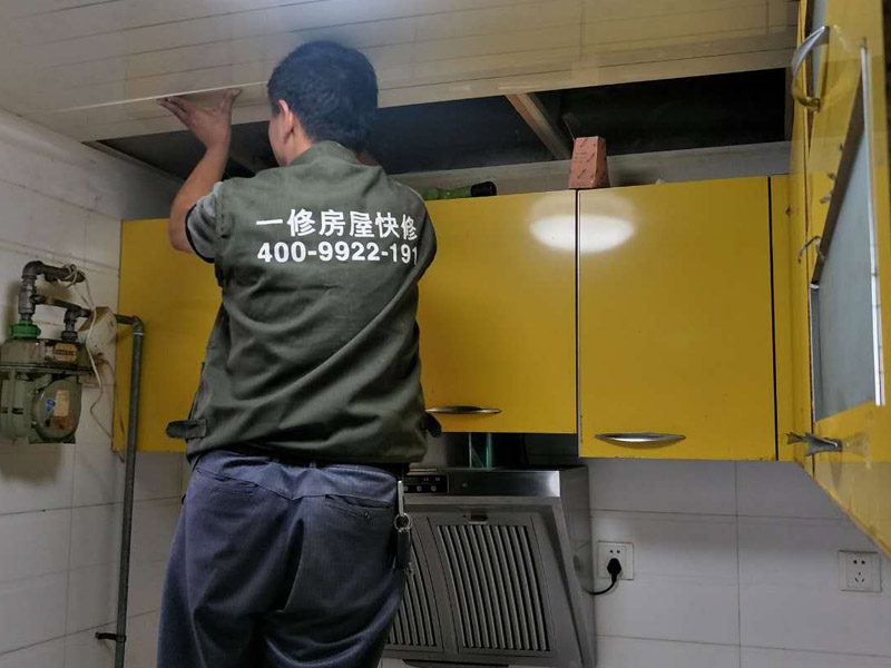 廚房吊頂裝修效果圖：首先對房屋頂部的區(qū)域進(jìn)行檢查，保障房屋頂部的平整和干燥；然后按位置彈出標(biāo)高線；龍骨分格定位需根據(jù)飾面板的尺寸和龍骨分格的布置確定。主龍骨之間安裝次龍骨，也就是橫撐龍骨。橫撐龍骨截取應(yīng)使用模規(guī)來測量長度，安裝時也應(yīng)用模規(guī)來測量龍骨間距。