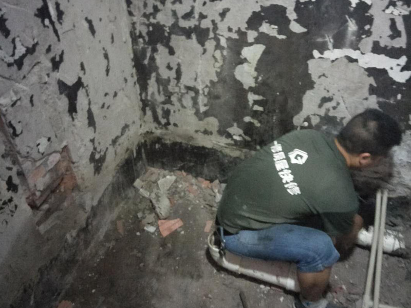 改水電做防水裝修施工：先做水電，在做防水。水電做完之后，把地板與水管間隙填平，然后再做防水。防水做完試水之后，最好能在防水上面刷一層保護層在來鋪瓷磚，以免防水層被破壞。
在一般的衛(wèi)生間防水處理中，墻面上也要做大約30厘米的防水涂料，以防積水洇透墻面。但如果是衛(wèi)生間的墻面是非承重的輕體墻，就要將整個墻面涂滿防水涂料。防水工程結束后必須要做24小時閉水實驗。