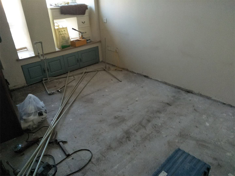 改水電做防水裝修施工：先做水電，在做防水。水電做完之后，把地板與水管間隙填平，然后再做防水。防水做完試水之后，最好能在防水上面刷一層保護層在來鋪瓷磚，以免防水層被破壞。
在一般的衛(wèi)生間防水處理中，墻面上也要做大約30厘米的防水涂料，以防積水洇透墻面。但如果是衛(wèi)生間的墻面是非承重的輕體墻，就要將整個墻面涂滿防水涂料。防水工程結束后必須要做24小時閉水實驗。