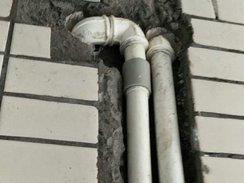 水管維修改造：　1、開槽。先彈線，再開槽，管路開槽按照要求必須是平行線和垂直線。對于平行走線的管路一律控制在60-90厘米高，如果安裝了水龍頭的管路記得要能夠垂直。
2、安裝。管道分為冷水管和熱水管，暗藏管道要杜絕使用鍍鋅鐵管?？梢酝ㄟ^施工人員和業(yè)主商量水域和使用功能，安排水電師傅排放安裝好的所有水龍頭和用水位置。要是沒有完整圖紙的和業(yè)主溝通增加現(xiàn)場定位水路使用功能。
3、檢驗。一定要對管道進行檢查，關(guān)系到以后水路安全問題，我們可以通過試壓方法做管道檢查，試壓是管道檢查滲漏的方法之一，可以先堵頭將所有內(nèi)絲堵死。用壓力表打壓(家裝一般6--8kg)試水。打壓之后檢查所有管道所有接頭。
　4、防水。水路管道裝好之后，用水泥沙子混合封好衛(wèi)生間的線槽，等線槽和地面干后，再次清洗地面和墻面，墻地面水分干了就可以做防水，墻面防水最好在80cm以上高。要是廚房墻背面有家具的墻面，必須做滿墻，才能帶來好的防潮效果。
5、電路開槽。和業(yè)主商量用電功能和要求之后，和電工師傅交底，彈好平行和垂直開槽。
6、電路布線。對于電路布線家用2.5—6平米以上銅芯線、16mm以上線管。而強弱電線管與暗合要分開。