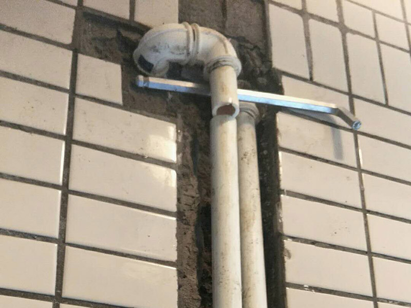 水管維修改造：　1、開槽。先彈線，再開槽，管路開槽按照要求必須是平行線和垂直線。對于平行走線的管路一律控制在60-90厘米高，如果安裝了水龍頭的管路記得要能夠垂直。
2、安裝。管道分為冷水管和熱水管，暗藏管道要杜絕使用鍍鋅鐵管?？梢酝ㄟ^施工人員和業(yè)主商量水域和使用功能，安排水電師傅排放安裝好的所有水龍頭和用水位置。要是沒有完整圖紙的和業(yè)主溝通增加現(xiàn)場定位水路使用功能。
3、檢驗。一定要對管道進行檢查，關(guān)系到以后水路安全問題，我們可以通過試壓方法做管道檢查，試壓是管道檢查滲漏的方法之一，可以先堵頭將所有內(nèi)絲堵死。用壓力表打壓(家裝一般6--8kg)試水。打壓之后檢查所有管道所有接頭。
　4、防水。水路管道裝好之后，用水泥沙子混合封好衛(wèi)生間的線槽，等線槽和地面干后，再次清洗地面和墻面，墻地面水分干了就可以做防水，墻面防水最好在80cm以上高。要是廚房墻背面有家具的墻面，必須做滿墻，才能帶來好的防潮效果。
5、電路開槽。和業(yè)主商量用電功能和要求之后，和電工師傅交底，彈好平行和垂直開槽。
6、電路布線。對于電路布線家用2.5—6平米以上銅芯線、16mm以上線管。而強弱電線管與暗合要分開。
