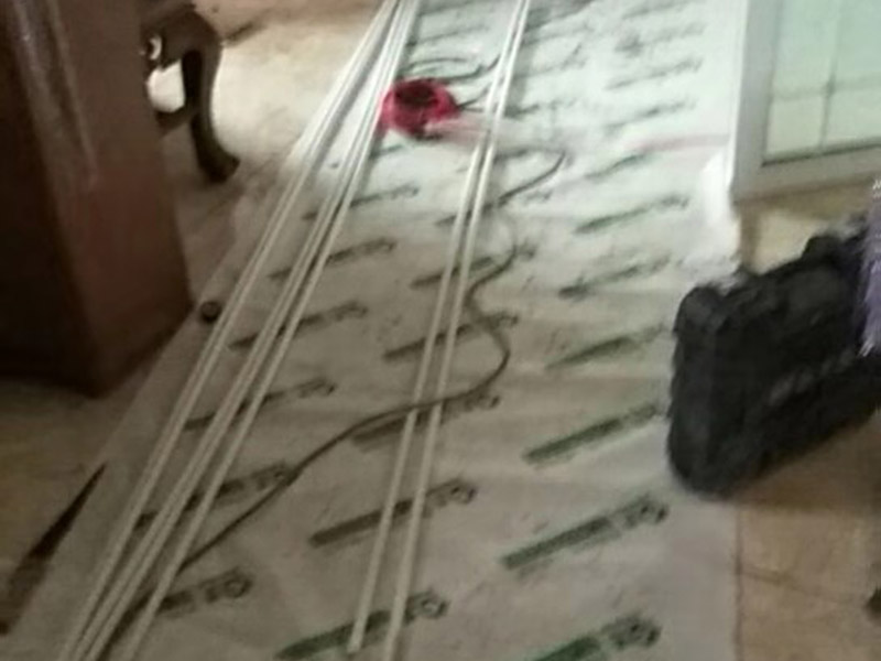 房屋管道改造：1、粘膠問題 下水道改造過程中需要用黏膠對管道和下水口進行粘結(jié)，在粘結(jié)的時候一定不要馬虎了事，仔細的涂刷，不要留下雜質(zhì)，在管道的內(nèi)外部分都應(yīng)該涂上黏膠，這樣才可以在日后的使用中不出現(xiàn)漏水的情況。 2、高低傾斜度 高低傾斜度關(guān)系到下水道的出水是否能順暢，一般要下水管道低于進水口，注意在進行下水管道的改造中不要去改變原有的下水位置和高度，不然可能會造成衛(wèi)生間積水。 3、管道處理 下水管道的長度不應(yīng)該太多長，因為會容易引發(fā)堵塞，在日后的使用中如果出現(xiàn)問題維修起來也比較麻煩。