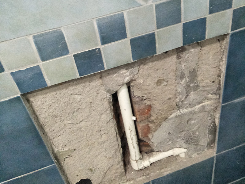 衛(wèi)生間管道檢測：埋嵌到墻壁、樓板等處的管道是能夠防止膨脹的。壓力和拉伸應(yīng)力都被吸收而又不損壞各種材料。如果管道有隔離材料（要符合標(biāo)準(zhǔn)），這些隔離材料能允許更多的膨脹。 一、冷水管試驗壓力，應(yīng)為冷水管道系統(tǒng)設(shè)計壓力的1.5倍，但不得小于0.9MPa。 二、熱水管試驗壓力，應(yīng)為熱水管道系統(tǒng)設(shè)計壓力的2.0倍，但不得小于1.2MPa。
