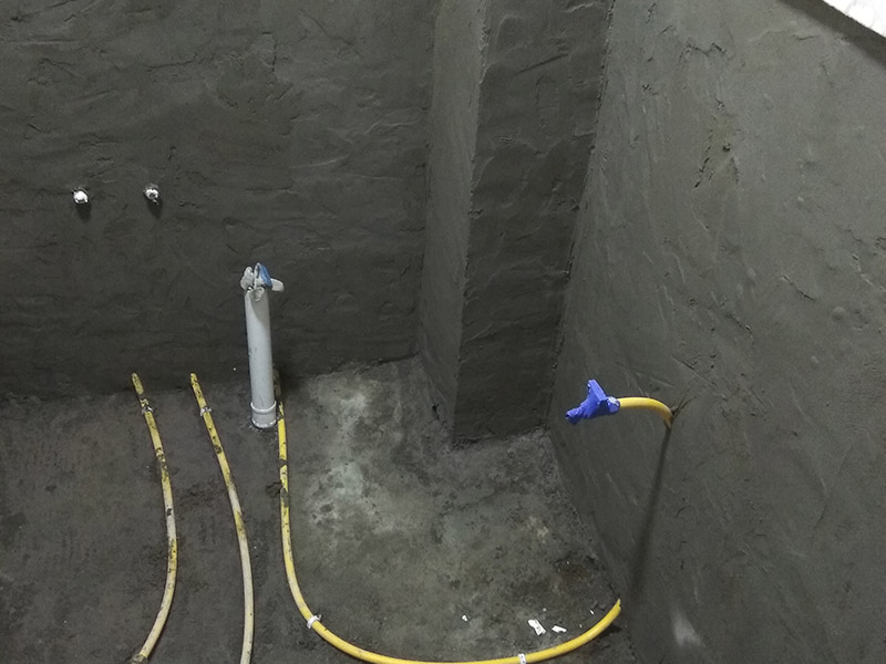 廚房墻面抹灰，臥室貼磚：1、鋪地磚要用水泥砂漿先將地面鋪平，將未涂水泥的地磚鋪在地面， 2、敲平后，將水泥漿涂滿地磚，鋪于地面，四塊磚的對角位置齊平。 3、鋪設(shè)的順序也有講究。貼地面磚應(yīng)由內(nèi)向外貼，如地面有坡度或有地漏，應(yīng)注意按排水方向找坡；墻磚應(yīng)從下向上鋪貼，為美觀起見，最底層的磚應(yīng)后貼。墻磚貼完后再壓地磚。 4、一面墻不能一次貼到頂，以防瓷磚自重較大，引起塌落。 5、鋪完地磚短時(shí)間內(nèi)不要踩踏。