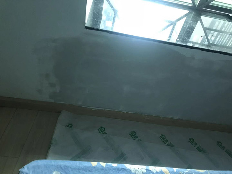 墻面局部補膩子：1、墻面基本干燥，基層含水率不得大于10%。   2、抹灰作業(yè)已全部完成，過墻管道、洞口、陰陽角處理完畢，為確保墻面干燥，各種穿墻孔應提前抹灰找平。  3、門、窗、玻璃要提前安裝完畢。 4、地面施工及管道安裝完畢。   5、將墻體空鼓、裂縫修補到位后，再進行膩子施工。裂縫處理方法，用抗裂砂漿將寬100mm的無紡布粘貼在裂縫上，每邊搭接50mm，外面抹抗裂砂漿。  刮膩子時不要污染地面，門窗、玻璃等以完成的分部分項工程。刮膩子完成后要妥善保護，不得磕碰污染墻面。 