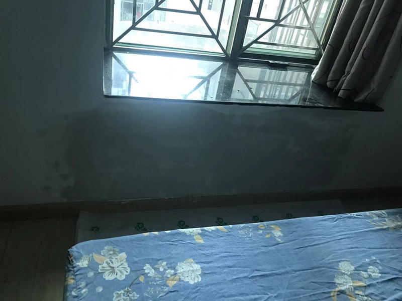 墻面局部補膩子：1、墻面基本干燥，基層含水率不得大于10%。   2、抹灰作業(yè)已全部完成，過墻管道、洞口、陰陽角處理完畢，為確保墻面干燥，各種穿墻孔應提前抹灰找平。  3、門、窗、玻璃要提前安裝完畢。 4、地面施工及管道安裝完畢。   5、將墻體空鼓、裂縫修補到位后，再進行膩子施工。裂縫處理方法，用抗裂砂漿將寬100mm的無紡布粘貼在裂縫上，每邊搭接50mm，外面抹抗裂砂漿。  刮膩子時不要污染地面，門窗、玻璃等以完成的分部分項工程。刮膩子完成后要妥善保護，不得磕碰污染墻面。 
