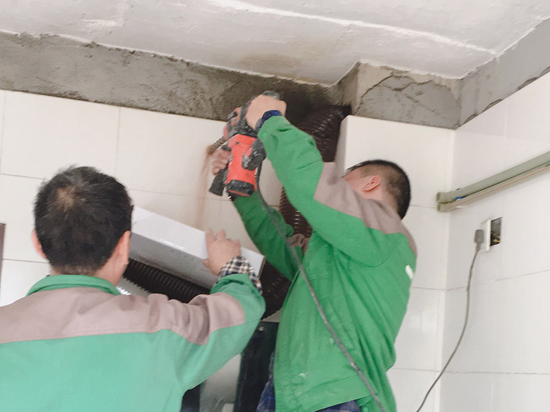 墻面打穿墻孔：1. 水泥墻打孔的方法 1)  在墻面固定擱板有好幾種方法：窄一點(diǎn)的能夠先在墻上釘上木條，通常的紅磚墻面能夠直接用水泥鋼釘釘入，假如是混凝土墻面</a>就先要用電錘打孔然后用木楔敲入孔內(nèi)再釘上木條，接下來即是把擱板固定在木便條上面，不和再用其它木板跟木便條鑲平再釘上飾面板刷上油漆。 2)  但佳固定在墻角上也即是說在兩面墻的交接處這么多了一個(gè)支撐點(diǎn)比較健壯擱板也能適當(dāng)?shù)膶捯稽c(diǎn)。還有即是你說的先在墻面上開槽再把木板插進(jìn)去旁邊的縫隙再用水泥填滿，這種方法的承重力比較大但是槽要開得深一點(diǎn)。通常來講這種擱板的寬度不宜超越三十公分并且佳做成上下崎嶇狀或階梯狀這么既漂亮又健壯。假如想當(dāng)書桌就必須要有支撐了。