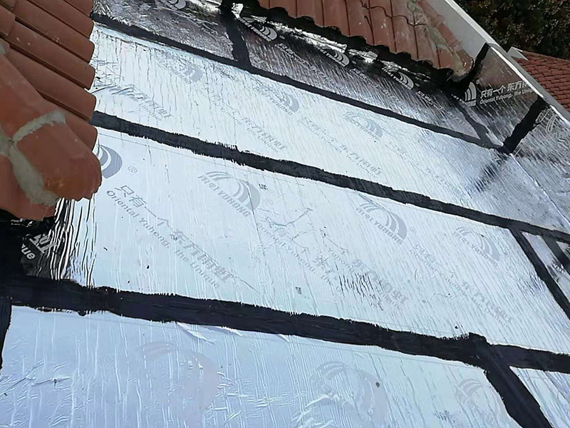屋頂做防水：1、清理基層，施工前要將基層表面的塵土和雜物清理干凈，然后用熱熔法改性瀝青卷材對防水層施工前在水落口、管根、陰陽角等細(xì)部先做好附加層。 2、鋪貼卷材，首先卷材的厚度要符合要求，將防水卷材裁剪成相應(yīng)的尺寸，用火焰噴槍加熱基層和卷材的交接處，趁卷材的材面剛剛?cè)刍瘯r將卷材向前滾鋪、粘貼。鋪貼平面與立面相連接的卷材應(yīng)由下向上進(jìn)行。 3、熱熔封邊，用噴槍將卷材搭接處加熱，讓其粘結(jié)牢固，然后涂刷第一遍防水涂料。防水施工前要先保證地面干凈、干燥，防水涂料要滿涂，確保無遺漏，與基層結(jié)合要牢固，無裂紋和氣泡等，防水涂料厚度要達(dá)到產(chǎn)品規(guī)定的要求。 4、待第一遍防水涂料完全干透之后再進(jìn)行第二遍防水涂刷，第一遍防水涂料沒有完全干透就進(jìn)行第二遍防水施工的話會使防水效果大打折扣。 5、鋪保護(hù)層，防水工作做完后，在表面鋪上保護(hù)層，是為了防止之后的施工把防水層破壞，保護(hù)層鋪貼要完全覆蓋防水層，做到無遺漏，與基層結(jié)合牢固無氣泡和脫落現(xiàn)象發(fā)生。 6、閉水試驗(yàn)，閉水試驗(yàn)時水的高度不能低于2cm，然后觀察24小時以上，看其有無滲漏的現(xiàn)象發(fā)生，如果沒有才算合格。
