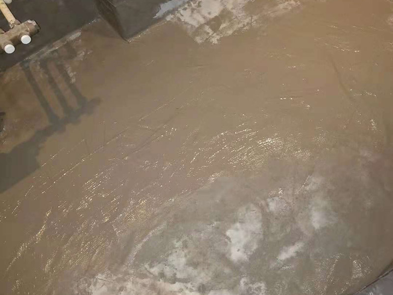 衛(wèi)生間做防水卷材：施工前要確保地面的干爽防水涂料要涂滿(mǎn)，沒(méi)有任何遺漏與基層結(jié)合要牢固、沒(méi)有裂紋、無(wú)氣泡、無(wú)脫落的現(xiàn)象涂刷的高度是一致的，厚度要達(dá)到產(chǎn)品規(guī)定的要求，要注意的是要等待第1遍涂料，干透后才可以進(jìn)行第2遍涂料的粉刷，具體的時(shí)間要看產(chǎn)品特性來(lái)確定的。
