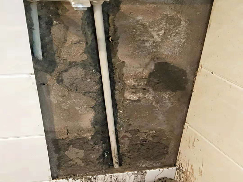 管道改造防水粉刷：1、施工前進行墻、地面修補。將墻面地面瓷磚拆除以后，用水泥砂漿找平，然后再做防水施工，這樣可以避免因厚薄不均而造成滲漏，在拆除衛(wèi)生間墻磚和地磚的時候，要仔細檢查墻面是否有空鼓、起沙河開裂等現(xiàn)象，同時檢查墻面的接縫處和其它的邊邊角角等容易出現(xiàn)問題的地方，發(fā)現(xiàn)問題一定要仔細修補，然后才能做防水。 2、刷防水涂料。刷第一遍防水涂料前要確保工地干凈、干燥。刷涂料時要涂滿無遺漏，與基層結(jié)合牢固，無裂紋，無氣泡，無脫落現(xiàn)象，涂刷高度一致，厚度要達到產(chǎn)品規(guī)定要求。然后再重復步驟刷第二遍，這里要注意第一、第二遍防水涂料間需要有一定時間間隔，待第一遍涂料干透后才能進行第二遍，具體時間視涂料而定。間隔時間太短，防水的效果會大打折扣，此外，最好在房屋的陰陽角、地漏和管道等地方多做一次防水。 3、鋪設保護層。為防止之后的施工破壞防水層，需在防水涂料表面鋪上保護層。保護層要完全覆蓋防水層，無遺漏，與基層結(jié)合牢固，無裂紋，無氣泡，無脫落現(xiàn)象。 4、做閉水試驗。進行閉水試驗時，地面最高點的水不能低于2厘米，保存至少24小時，觀察無滲漏現(xiàn)象后方算合格。如有滲漏，一定要重做，絕不能疏忽大意。