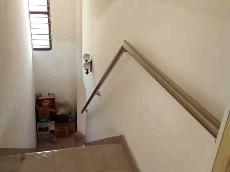 樓梯安裝維修：1、對于樓梯的作用是不能小覷的，在進行樓梯安裝的時候一定要確保樓梯的尺寸，如果尺寸不合適，安裝好之后在更改是非常麻煩的事情。 2、如果對樓梯知識簡單的更新，可以去掉樓梯的壁櫥，這樣可以節(jié)省很大的空間，可以用玻璃的結構代替堅實的鋼管，換掉堅實的扶手，這樣可以讓室內的采光更加自然明亮。 3、結構設計對樓梯安裝來說也是很重要的，如果小戶型安裝樓梯，最好選在靠墻的位置，這樣設計不僅僅漂亮，而且還可以讓每個空間都得到很好的利用。