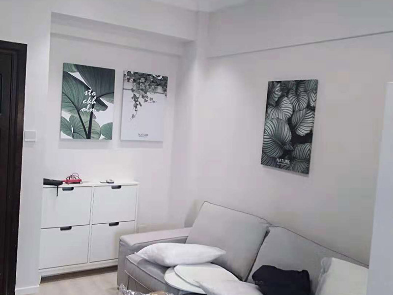 水槽掛畫安裝維修：固定位置——安裝龍頭和進(jìn)水管——水槽放到臺(tái)面上——溢水孔、過濾網(wǎng)密封——安裝配套掛件——排水試驗(yàn)——封邊——清理 水槽在安裝前一定要先確定好安裝的位置和尺寸，這樣方便我們按照尺寸訂購(gòu)，最好是有水槽平面圖，免得數(shù)據(jù)不精確，導(dǎo)致返工。  另外，水槽安裝牢固以后，不要左右搖晃，很容易留下縫隙，造成松動(dòng)。而且，最應(yīng)該留意的也是連接處縫隙的密封性。  2、安裝龍頭和進(jìn)水管  在安裝水槽前，應(yīng)該先安好水龍頭和進(jìn)水管，另一端的進(jìn)水管，則需要連接到進(jìn)水開關(guān)。 3、水槽放進(jìn)臺(tái)面  水槽放入臺(tái)面后，需要在墻體和臺(tái)面間安裝配套的掛件，但安裝過程中盡量多注意水槽的密封效果，最好能做好閉水試驗(yàn)  4、溢水孔、過濾網(wǎng) 溢水口和過濾網(wǎng)的密封程度，決定日后水槽的使用效果，溢水孔、過濾網(wǎng)的密封度越高，后期越不容易出問題。 5、安裝配套掛件  安裝配套掛件一般被認(rèn)為是水槽安裝的最后一步，一般只有等水槽買到家后，工人才會(huì)根據(jù)水槽大小，進(jìn)行櫥柜臺(tái)面切割，放入臺(tái)面，就需要安裝配套掛件。安裝時(shí)，應(yīng)把每個(gè)空隙都做好填充，以免以后出現(xiàn)漏水問題。 6、排水驗(yàn)收  水槽整體安裝完畢后，需要將水槽放滿水，做排水試驗(yàn)，如果出現(xiàn)滲漏，應(yīng)立刻找到問題返工修復(fù)。 7、封邊 排水試驗(yàn)確保沒問題后，就可以對(duì)水槽進(jìn)行封邊處理。在用硅膠封邊時(shí)，一定要保證水槽和臺(tái)面連接縫隙均勻，不能出現(xiàn)滲水情況。 8、清理 安裝完成后必須對(duì)水槽進(jìn)行清理，把安裝時(shí)的雜物清理干凈。千萬別用水直接沖入下水，很容易引發(fā)堵塞。