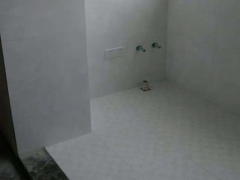 馬桶衛(wèi)浴五金安裝：浴室整體安裝先后順序：首先衛(wèi)浴潔具安裝前應(yīng)該先布局水電安裝—貼浴室墻磚—然后浴室吊頂（要安裝浴霸的童鞋需要預(yù)留通風(fēng)口或者同時(shí)安裝浴霸）—鋪設(shè)浴室地磚（此時(shí)要考慮其他潔具的進(jìn)水口跟出水口預(yù)留，還有如果考慮安裝蹲便器需要同時(shí)安裝）—安裝三角閥（三角閥的作用是方便日后衛(wèi)浴維修跟控制水流）—然后可以依次安裝馬桶、洗面盆或者浴室柜、浴盆浴缸等—然后才是安裝燈具、插座、跟鏡子—其他五金配件（如安裝毛巾環(huán)、安裝毛巾架等）。