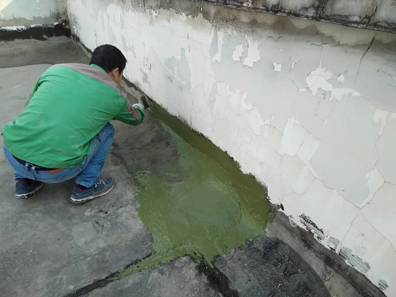 樓頂陽臺(tái)刷防水：開放式的陽臺(tái)在暴雨來臨時(shí)容易進(jìn)水，為了防止雨水進(jìn)入室內(nèi)，因此我們?cè)陉柵_(tái)裝修時(shí)，需要有一定坡度，保證水能順利流向排水孔，不會(huì)進(jìn)入房間。在暴雨天氣下，如果雨量大于地漏的排水能力時(shí)，就會(huì)在陽臺(tái)地面出現(xiàn)大量積水，容易導(dǎo)致積水進(jìn)入室內(nèi)，因此我們?cè)谶x購陽臺(tái)地漏的時(shí)，最好選擇排水量大且順暢的地漏。通常陽臺(tái)的防水層都在外層，需要受到陽光暴曬、雨水侵蝕、嚴(yán)寒酷暑等自然天氣的考驗(yàn)，如果沒有出色的性能和良好的保護(hù)措施，他的使用年限會(huì)大大縮短。因此，我們?cè)谶x購防水材料時(shí)，需要選擇強(qiáng)度高、耐老化的防水涂料。