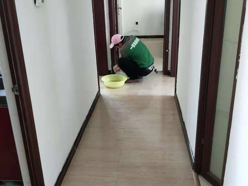 現(xiàn)場衛(wèi)生打掃：局部裝修就是那個位置維修了就打掃那個位置，整體裝修就將大至的裝修垃圾裝袋清掃，但細致的衛(wèi)生打掃請找專業(yè)的保潔。
