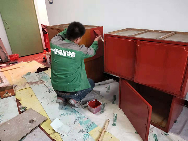 首先要明白，并不是所有舊家具都適合刷漆翻新的，有些板式家具的表面往往黏合著一層三聚氰胺板，很難剝離，在板材表面刷漆的附著力也較差，很難達(dá)到預(yù)期效果。相比之下，實(shí)木類家具更適合刷漆翻新。