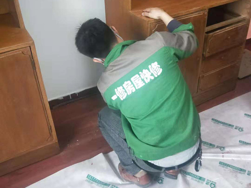 首先要明白，并不是所有舊家具都適合刷漆翻新的，有些板式家具的表面往往黏合著一層三聚氰胺板，很難剝離，在板材表面刷漆的附著力也較差，很難達(dá)到預(yù)期效果。相比之下，實(shí)木類家具更適合刷漆翻新。