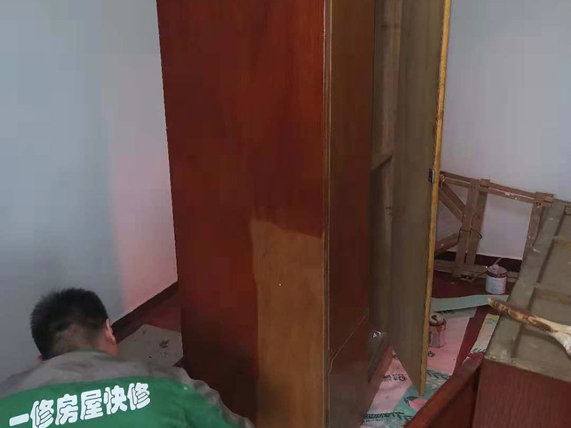 家具刷漆翻新：舊家具刷漆的方法比較簡(jiǎn)單，但是在刷漆之前要對(duì)原來(lái)的表面進(jìn)行打磨，將原有的漆面去掉，可以用砂布進(jìn)行。翻新舊家具有很多需要注意的問(wèn)題，首先是顏色的選擇，最好選擇和舊家具原有的顏色一致或者相近的顏色，不然翻新的效果可能不是很好。油漆的選擇也比較重要，因?yàn)榧揖叻乱话愣际窃谑覂?nèi)進(jìn)行，所以一定要選擇環(huán)保的油漆，以免對(duì)室內(nèi)的環(huán)境造成污染。