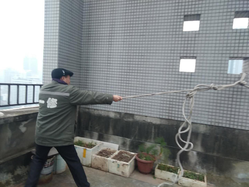 窗戶打膠高空作業(yè)： 1、從事高處作業(yè)的人員必須持證上崗，并認(rèn)真遵守安全施工規(guī)定，衣著要靈活，禁止穿硬底和帶釘易滑的鞋。 2、從事高處作業(yè)人員應(yīng)每年進行一次體檢，患有心臟病、高血壓、精神病、癲癇病者不準(zhǔn)從事高空作業(yè)。 3、高處作業(yè)要設(shè)防護欄桿，支持安全網(wǎng)和安裝防護門，操作人員要系安全帶。 4、高處作業(yè)物料要堆放平穩(wěn)，不可放置在臨邊和洞口附進、凡有墜落可能的，要及時撤出或固定以防跌落傷人。 5、發(fā)現(xiàn)安全設(shè)施有缺陷或隱患，應(yīng)及時報告處理，對危及人身安全的，必須停止施工，消險后再進行高處作業(yè)。 6、任何人不允許移動和擅自拆除安全標(biāo)志，確實因工作需要須經(jīng)工長批準(zhǔn)后移動和拆除，之后重新安裝好。 7、冬季施工要采取可靠的防滑、防寒、防凍、防是毒、防火安全措施。 8、高呼上作業(yè)安全設(shè)施要經(jīng)常檢查，處于良好狀態(tài)。 梯子不得缺檔，不得墊高使用，橫檔間距以30mm為宜，使用時上端要扎牢，下端采取防滑措施，禁止二人同在梯上作業(yè)，如接長使用，應(yīng)綁扎牢固。在通道處使用梯子，應(yīng)有人監(jiān)護或設(shè)置圍欄。 9、在進行高處作業(yè)時，應(yīng)結(jié)合工程特點，相應(yīng)地制定各種安全防護技術(shù)措施。 10、每個工程項目在編制施工組織設(shè)計和施工方案時，要列入該項目所涉及到高處作業(yè)的各項安全技術(shù)措施，并盡量采取地面作業(yè)，減少各種高處作業(yè)。等等