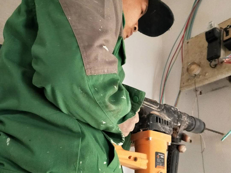 在瓷磚上打孔鉆眼，如何避免瓷磚破碎，上門打孔電話
