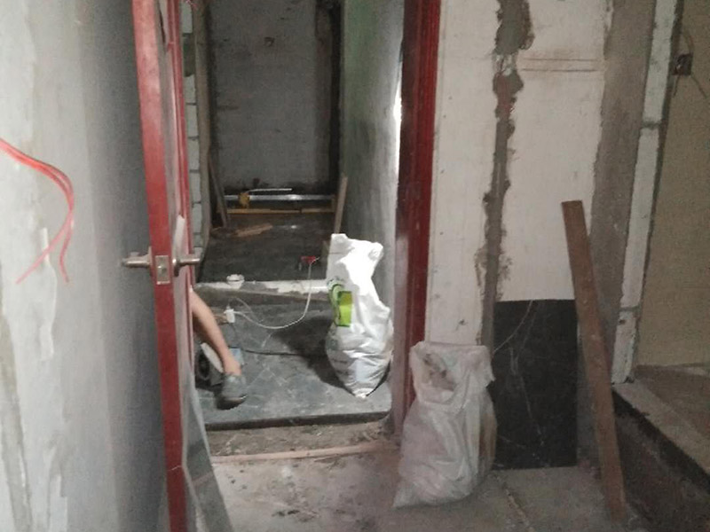 地面水電線路鋪設(shè)：水電改造的第一步是水電定位，也就是根據(jù)用戶的需要確定出全屋開關(guān)插座的位置和水路接口的位置，水電工要根據(jù)開關(guān)、插座、水龍頭的位置確定線路走向，并按照圖紙的設(shè)計向裝修業(yè)主進行說明。水電改造時要注意“水走天、電走地”原則，即水管走天棚，強、弱電盡量走地面，且強、弱電之間不能互相交叉，之間的平行距離要大于30厘米。水電定位之后，接下來就是打槽了。好的打槽師傅打出的槽基本是一條直線，而且槽邊基本沒有什么毛齒。注意打槽之前，務(wù)必讓水電工將所有的水電走向在墻上劃出來標明，記得對照水電圖，看是否一致。