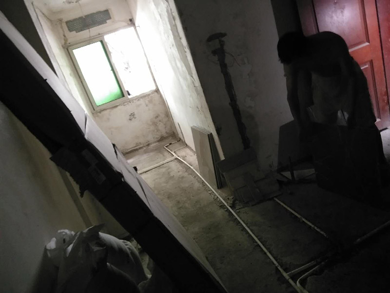 地面水電線路鋪設(shè)：水電改造的第一步是水電定位，也就是根據(jù)用戶的需要確定出全屋開關(guān)插座的位置和水路接口的位置，水電工要根據(jù)開關(guān)、插座、水龍頭的位置確定線路走向，并按照圖紙的設(shè)計向裝修業(yè)主進行說明。水電改造時要注意“水走天、電走地”原則，即水管走天棚，強、弱電盡量走地面，且強、弱電之間不能互相交叉，之間的平行距離要大于30厘米。水電定位之后，接下來就是打槽了。好的打槽師傅打出的槽基本是一條直線，而且槽邊基本沒有什么毛齒。注意打槽之前，務(wù)必讓水電工將所有的水電走向在墻上劃出來標明，記得對照水電圖，看是否一致。