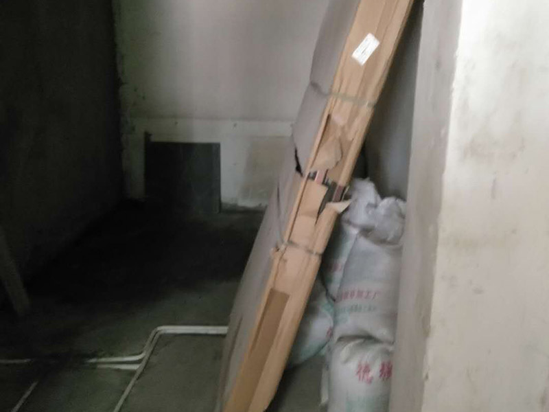 地面水電線路鋪設(shè)：水電改造的第一步是水電定位，也就是根據(jù)用戶的需要確定出全屋開關(guān)插座的位置和水路接口的位置，水電工要根據(jù)開關(guān)、插座、水龍頭的位置確定線路走向，并按照圖紙的設(shè)計向裝修業(yè)主進行說明。水電改造時要注意“水走天、電走地”原則，即水管走天棚，強、弱電盡量走地面，且強、弱電之間不能互相交叉，之間的平行距離要大于30厘米。水電定位之后，接下來就是打槽了。好的打槽師傅打出的槽基本是一條直線，而且槽邊基本沒有什么毛齒。注意打槽之前，務(wù)必讓水電工將所有的水電走向在墻上劃出來標明，記得對照水電圖，看是否一致。