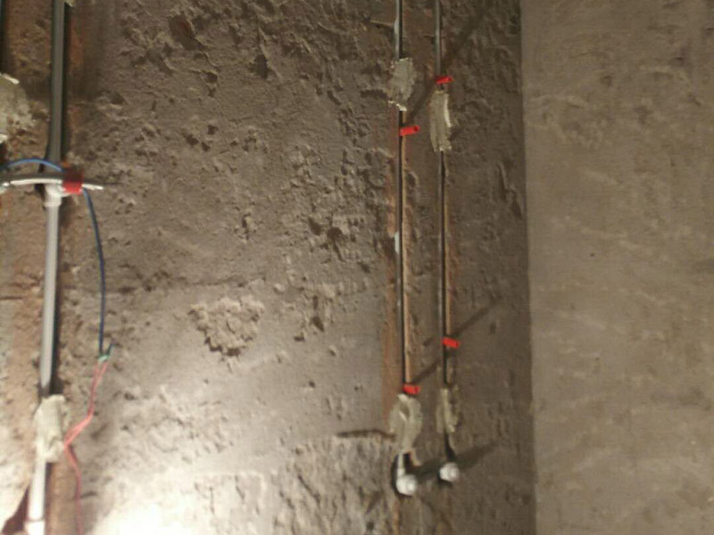 線管開槽安裝：水管管路開槽→水路管道安裝 →水路管道檢查 →二次防水 →電線線路開槽 →電線電路布線 須平行走線的管路一律控制在60-90厘米高(從地面算起)，有水龍頭的管路必須垂直。深度控制在4厘米。線槽開好后施工負(fù)責(zé)人記好開槽管路尺寸、位置。方便以后潔具安裝時(shí)知道管路的位置。通過施工圖施工人員與業(yè)主商量水域位置與使用功能。安排水電師傅排放安裝好所有的水龍頭及用水位置。