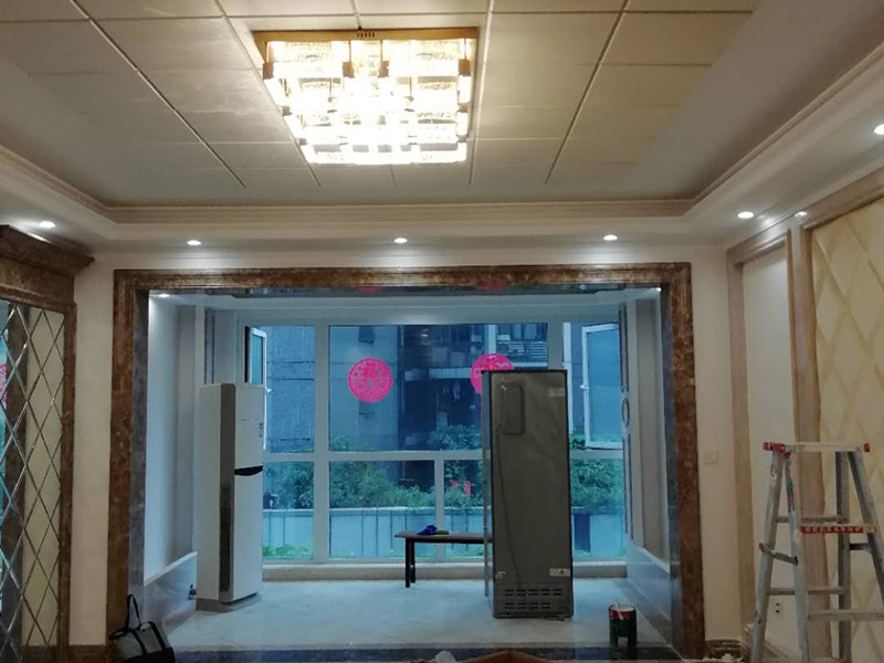 全屋墻面翻新：舊墻面翻新自己動手首先用水將墻面浸濕，這樣在鏟除墻面時比較省力，墻面必須要鏟到露出水泥砂漿面。然后是涂刷界面劑，一定要全部都刷到而且要均勻。墻面的裂縫通常都是用牛皮紙帶及白乳膠來貼住，但不能保證它能百分百不再開裂。如果墻面凹凸不平，那么就需要用石膏來找平，誤差最好不要超過0.5公分。非承重墻一般都是需要貼布的，所以最好選擇質(zhì)地好的墻布和白乳膠，有條件的話可以使用網(wǎng)格布，對于防裂效果會更好。墻面在刷底漆時，一定要把每個地方都刷到并且要均勻。刷底漆要使用質(zhì)地好滾筒，以免影響到底漆涂刷的效果。在膩子打磨之后，墻面都會留下一些比較難看的坑眼，特別是在刷漆后非常明顯，所以需要找補。在找補時一定要打磨平整，為了避免出現(xiàn)色差坑眼在底漆里多加一點水再涂刷。