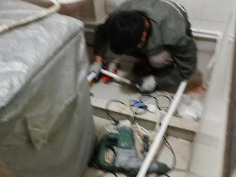 櫥柜裝修翻新：櫥柜翻新首先看下內(nèi)部柜體是否完好，如果還可以的話，我們只需要更換櫥柜門(mén)就可以了，畢竟全部換柜很麻煩，只要換個(gè)相同尺寸的櫥柜門(mén)就會(huì)有煥然一新的感覺(jué)?；蛘吖耋w本身材料還可以只是外表的漆面有脫落，比較難看，那么可以用沙皮刷掉表面漆層，然后重新噴涂其他漆色來(lái)?yè)Q新處理。不然就全部更換舊的櫥柜，但是拆除舊櫥柜一定要注意墻面和地面，由于范圍較大，很容易損壞其他部位，所以一定要要專業(yè)人士進(jìn)行施工。
