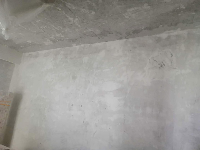 全屋墻面鏟除翻新：舊墻面在翻新前一定要做墻面基底處理，粉化嚴(yán)重的要全部鏟除，鏟除后抹上一層白水泥，原來墻面過于光滑、刷過油漆的鏟除后還要做打磨處理，把粘結(jié)不牢的表皮去掉，便于新涂料和墻體粘結(jié)。墻面底漆的作用是抗堿防潮、封固基材、保護面漆，提高面漆的質(zhì)感和遮蓋力，對于老房翻新，墻面一定要做底漆，如果沒有刷底漆就直接上面漆的話，時間一長墻面容易起泡、發(fā)霉，太陽照曬時間長了也容易變色。已經(jīng)上好面漆的墻面要修補會比較麻煩，容易產(chǎn)生色差，材料的使用時間不同，質(zhì)量也難以保證，很難達到理想效果。 所以墻面的修補最好是整塊墻面，或是盡可能地選擇較大面積進行修補，這樣可以盡量避免產(chǎn)生色差，修補后的質(zhì)量也更好。