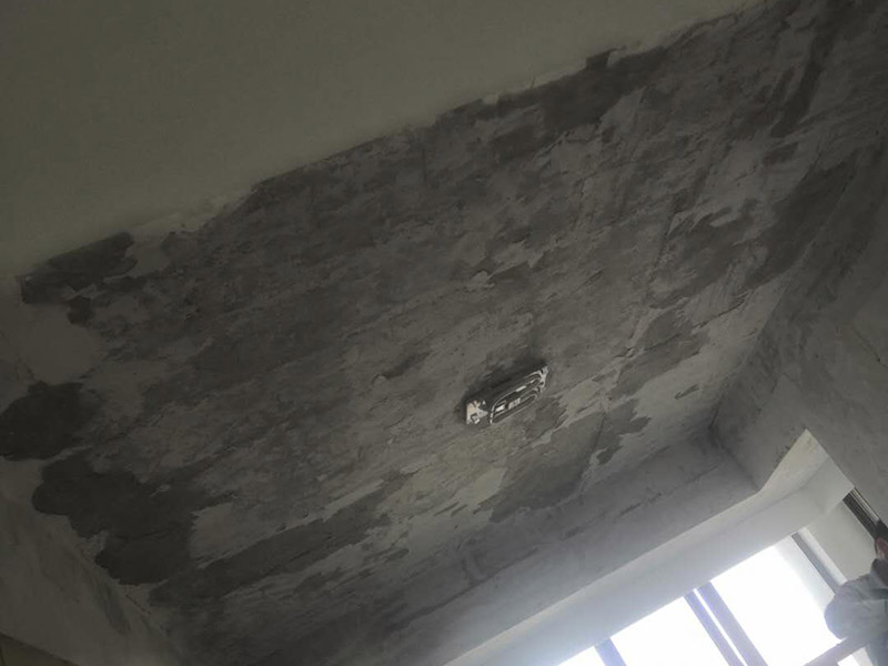 全屋墻面鏟除翻新：舊墻面在翻新前一定要做墻面基底處理，粉化嚴(yán)重的要全部鏟除，鏟除后抹上一層白水泥，原來墻面過于光滑、刷過油漆的鏟除后還要做打磨處理，把粘結(jié)不牢的表皮去掉，便于新涂料和墻體粘結(jié)。墻面底漆的作用是抗堿防潮、封固基材、保護面漆，提高面漆的質(zhì)感和遮蓋力，對于老房翻新，墻面一定要做底漆，如果沒有刷底漆就直接上面漆的話，時間一長墻面容易起泡、發(fā)霉，太陽照曬時間長了也容易變色。已經(jīng)上好面漆的墻面要修補會比較麻煩，容易產(chǎn)生色差，材料的使用時間不同，質(zhì)量也難以保證，很難達到理想效果。 所以墻面的修補最好是整塊墻面，或是盡可能地選擇較大面積進行修補，這樣可以盡量避免產(chǎn)生色差，修補后的質(zhì)量也更好。