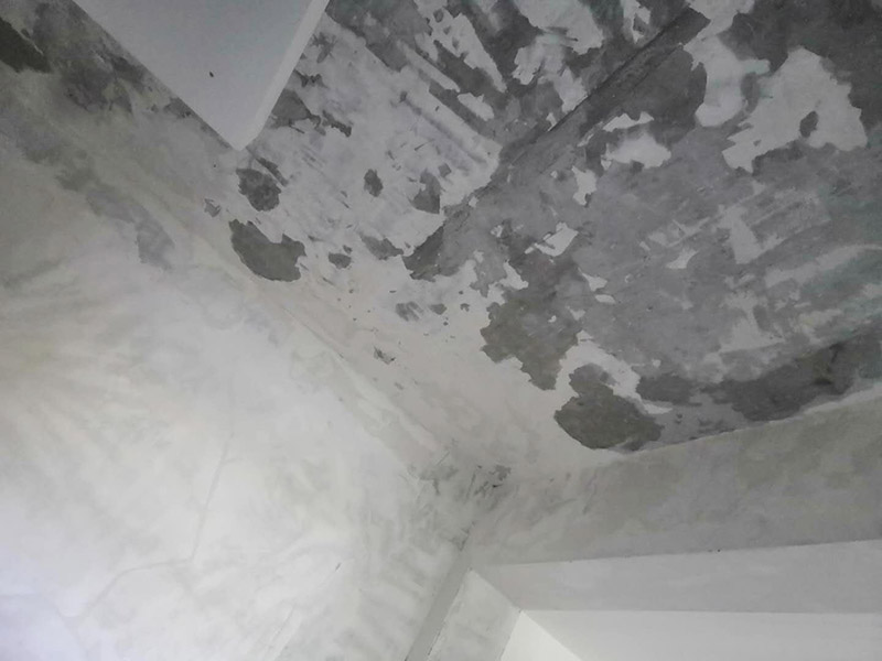 全屋墻面鏟除翻新：舊墻面在翻新前一定要做墻面基底處理，粉化嚴(yán)重的要全部鏟除，鏟除后抹上一層白水泥，原來墻面過于光滑、刷過油漆的鏟除后還要做打磨處理，把粘結(jié)不牢的表皮去掉，便于新涂料和墻體粘結(jié)。墻面底漆的作用是抗堿防潮、封固基材、保護面漆，提高面漆的質(zhì)感和遮蓋力，對于老房翻新，墻面一定要做底漆，如果沒有刷底漆就直接上面漆的話，時間一長墻面容易起泡、發(fā)霉，太陽照曬時間長了也容易變色。已經(jīng)上好面漆的墻面要修補會比較麻煩，容易產(chǎn)生色差，材料的使用時間不同，質(zhì)量也難以保證，很難達到理想效果。 所以墻面的修補最好是整塊墻面，或是盡可能地選擇較大面積進行修補，這樣可以盡量避免產(chǎn)生色差，修補后的質(zhì)量也更好。