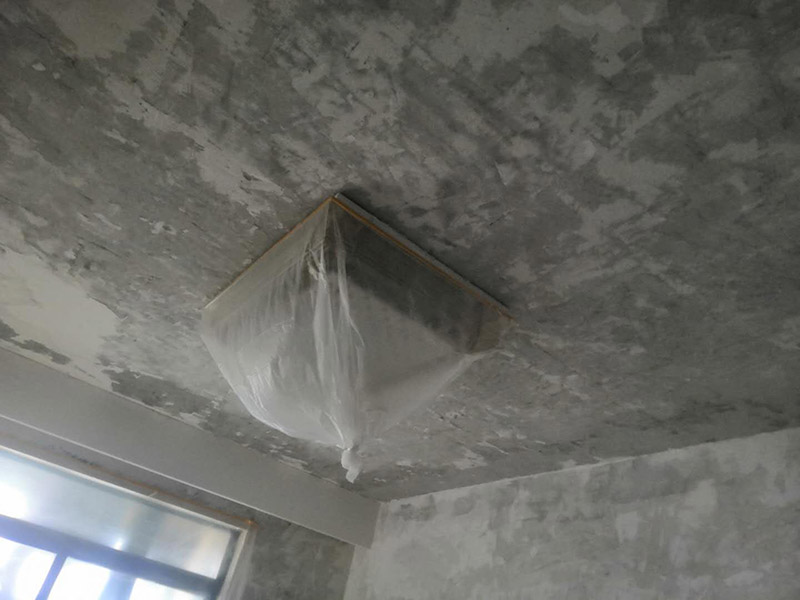 全屋墻面鏟除翻新：舊墻面在翻新前一定要做墻面基底處理，粉化嚴(yán)重的要全部鏟除，鏟除后抹上一層白水泥，原來墻面過于光滑、刷過油漆的鏟除后還要做打磨處理，把粘結(jié)不牢的表皮去掉，便于新涂料和墻體粘結(jié)。墻面底漆的作用是抗堿防潮、封固基材、保護面漆，提高面漆的質(zhì)感和遮蓋力，對于老房翻新，墻面一定要做底漆，如果沒有刷底漆就直接上面漆的話，時間一長墻面容易起泡、發(fā)霉，太陽照曬時間長了也容易變色。已經(jīng)上好面漆的墻面要修補會比較麻煩，容易產(chǎn)生色差，材料的使用時間不同，質(zhì)量也難以保證，很難達到理想效果。 所以墻面的修補最好是整塊墻面，或是盡可能地選擇較大面積進行修補，這樣可以盡量避免產(chǎn)生色差，修補后的質(zhì)量也更好。
