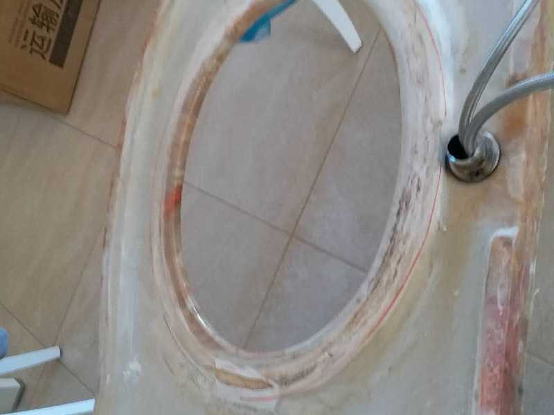 臺盆更換維修：1、出現(xiàn)水龍并沒有出水口漏水：當水龍頭內(nèi)的軸心墊片磨損會出現(xiàn)這種情況。解決辦法：根據(jù)水龍頭的大小選擇對應的鉗子將水龍頭壓蓋旋開，并用夾 子取出磨損的軸心墊片，再換上新的輔以墊片即可解決該問題。 2.水龍頭接管的接合處出現(xiàn)漏水：檢查下接管處的螺帽是否松掉。解決辦法，將螺帽擰緊或者換上新的U型密封墊. 3、龍頭拴下部縫隙漏水原因：那是因為壓蓋內(nèi)的三角密封墊磨損所引起。你可以將螺絲轉(zhuǎn)松取下拴頭，接著將壓蓋弄松取下，然后將壓蓋內(nèi)側(cè)三角密封 店取出，換上新的即可。