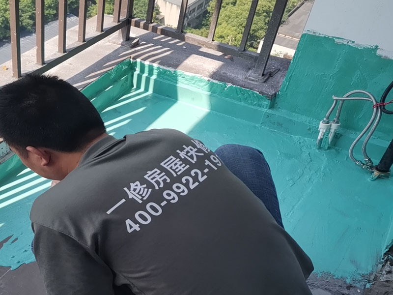 陽(yáng)臺(tái)防水施工：先用鏟刀和笤帚及工具將陽(yáng)臺(tái)基層表面的突起物、砂漿和疙瘩等鏟除并將塵土雜物清掃干凈，對(duì)陰陽(yáng)角、管根、地漏等部位應(yīng)認(rèn)真清理。 對(duì)陽(yáng)臺(tái)地漏、管根、陰陽(yáng)角等易發(fā)生漏水的部位，應(yīng)進(jìn)行特殊加強(qiáng)處理。 細(xì)部附加層：在地漏、管根、陰陽(yáng)角和出入口等易發(fā)生漏水的薄弱部位，可增加一層剛性防水，剛性防水寬度應(yīng)不小于100mm，搭接寬度應(yīng)不小于100mm。然后涂刷家裝專用防水涂料。 將配制好的防水涂料均勻涂刷在基層表面，涂刷量以0.8—1.0kg/㎡每遍為宜，直至防水合格為止，家裝防水要求一般為1.0mm左右。