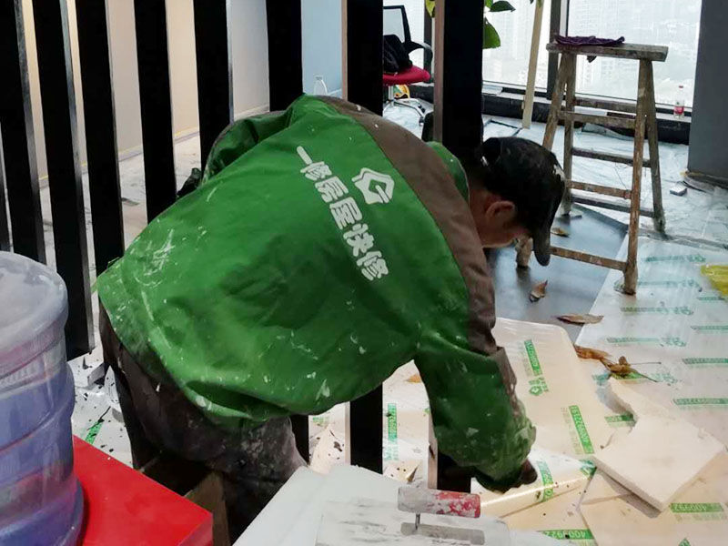 隔斷油漆翻新：首先用粗砂紙把需要刷油漆的地方都打磨一遍，注意轉(zhuǎn)角的地方不要打磨的太厲害，然后用布沾水，弄成半濕狀，把剛打磨完的粉末都擦干凈。拿細(xì)砂紙?jiān)僦匦麓蚰ヒ槐椋瑯右⒁廪D(zhuǎn)角處。再用沾水布把粉末清理干凈。就可以開(kāi)始刷漆，刷漆的規(guī)則是從上到下，從左到右。