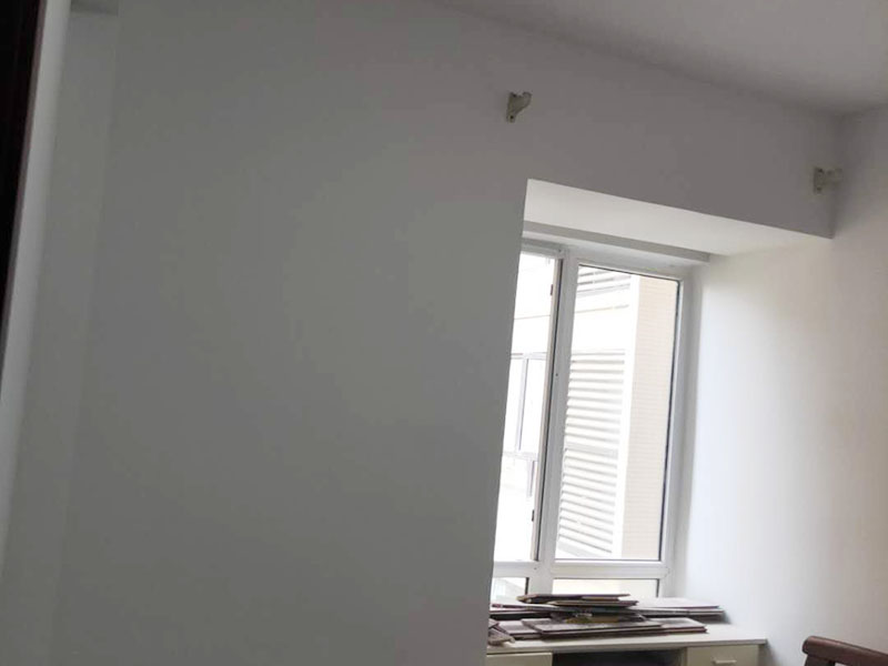 乳膠漆翻新：一般來說，內(nèi)墻乳膠漆，在墻砌好后，是在抹灰完成后，總包單位會(huì)進(jìn)行兩道抹灰，第二道的時(shí)候基面加以修飾效果的補(bǔ)平。 　　所以一般都會(huì)批膩?zhàn)?，膩?zhàn)拥淖饔檬亲寜γ娓秸稽c(diǎn)。 雙飛粉也可以當(dāng)膩?zhàn)佑?，一般是?01+809膠水加雙飛粉攪拌。刮膩?zhàn)雍?，總有些高低不平，或者基層不是很平整的面。這個(gè)時(shí)候，需要砂紙出動(dòng)，進(jìn)行手工的打磨，修復(fù)。中間還可以用太陽燈照明，便于檢查平整度。再用砂紙打磨，不斷的完善。