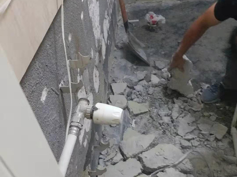 墻磚拆除建渣清運(yùn)：建筑垃圾最終處置以回填為主。除少數(shù)幾個城市外，大部分城市沒有專門的建筑垃圾填埋場。絕大部分建筑垃圾未經(jīng)任何處理，直接運(yùn)往郊外或鄉(xiāng)村，采用露天堆放或填埋的方式進(jìn)行處理，這種簡易堆填耗用大量的土地資源，有極大的安全風(fēng)險。此外，建筑垃圾運(yùn)輸、堆放過程中產(chǎn)生的空氣粉塵、污水污染等問題又造成了較嚴(yán)重的環(huán)境污染。對建筑垃圾進(jìn)行技術(shù)處理可產(chǎn)生新的材料，但國內(nèi)建筑垃圾資源化利用的案例較少、資源化利用方法不多。