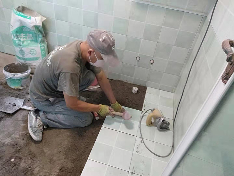 廁所地面貼瓷磚：首先將選購好的瓷磚清潔干凈，并du在水中浸泡2個小時以上，瓷磚的浸泡是為了能讓瓷磚充分的吸收水分，避免在鋪貼完成之后吸取材料中的水分，而影響瓷磚與地面的粘貼度，造成起空鼓、脫落等現(xiàn)象，開始鋪貼瓷磚之前需要從水中取出并將便面的水分擦去，以便鋪貼。 設(shè)置輔助線在開始瓷磚進(jìn)行鋪貼之前，需先在墻面上吊垂線，吊垂線是用來確定瓷磚與墻面的尺寸，再設(shè)置水平線，這樣能夠保證瓷磚鋪貼過程中保持橫平豎直的平整度。 順序鋪貼通常地磚的鋪貼都是由門窗邊或者陽臺開始的，保證從上到下，由左及右的順序行進(jìn)，先用水潤曾找平層，再用鏟子將水泥抹在瓷磚的背面，再將瓷磚貼在地面，再用橡膠錘輕輕敲擊瓷磚，使水泥充滿墻面與瓷磚之間的空隙。