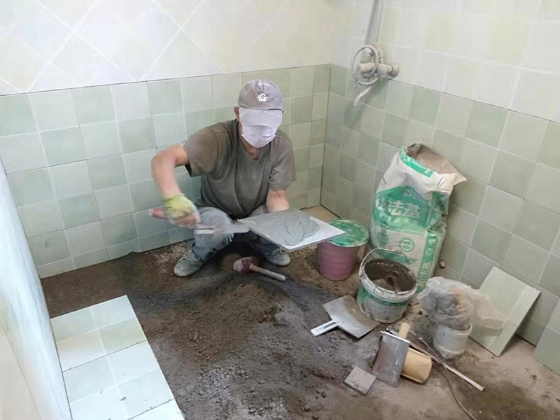 廁所地面貼瓷磚：首先將選購好的瓷磚清潔干凈，并du在水中浸泡2個小時以上，瓷磚的浸泡是為了能讓瓷磚充分的吸收水分，避免在鋪貼完成之后吸取材料中的水分，而影響瓷磚與地面的粘貼度，造成起空鼓、脫落等現(xiàn)象，開始鋪貼瓷磚之前需要從水中取出并將便面的水分擦去，以便鋪貼。 設(shè)置輔助線在開始瓷磚進(jìn)行鋪貼之前，需先在墻面上吊垂線，吊垂線是用來確定瓷磚與墻面的尺寸，再設(shè)置水平線，這樣能夠保證瓷磚鋪貼過程中保持橫平豎直的平整度。 順序鋪貼通常地磚的鋪貼都是由門窗邊或者陽臺開始的，保證從上到下，由左及右的順序行進(jìn)，先用水潤曾找平層，再用鏟子將水泥抹在瓷磚的背面，再將瓷磚貼在地面，再用橡膠錘輕輕敲擊瓷磚，使水泥充滿墻面與瓷磚之間的空隙。