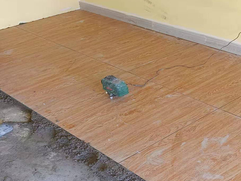 臥室地面瓷磚裝修：將砂土平整好，上面才好放瓷磚，注意一邊平整一邊將小的硬塊去掉，結(jié)合層材料應(yīng)當(dāng)勻?qū)?，穩(wěn)固。結(jié)合層厚度宜取20-35mm；結(jié)合層與瓷磚應(yīng)分段同時(shí)鋪砌，鋪砌時(shí)宜采用水泥漿或干鋪泥灑水作粘結(jié)。用橡皮錘將瓷磚輕輕敲緊定位，切忌用大力，如果結(jié)合層不平應(yīng)拿掉瓷磚重新抹平?，F(xiàn)在看瓷磚之間有沒有板塊不嚴(yán)，板塊厚薄不一，尺寸誤差大的問題，否則鋪設(shè)出來影響美觀。給瓷磚背面上水泥，上水泥前要盡量清除瓷磚表面的浮土，這樣才不會(huì)影響水泥的黏結(jié)能力。