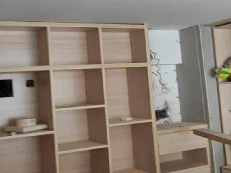 全屋柜體瓷磚安裝：瓷磚櫥柜的底座：一般為10-15厘米左右，可以用實(shí)體磚在地面上擺，然后把瓷磚放在實(shí)體磚上，注意在瓷磚邊緣貼上鑲邊兒，然后砌水泥，水泥砌到鑲邊兒的上沿就可以了，再鋪上一層瓷磚，注意瓷磚的表面朝上，這就是櫥柜的柜底。 櫥柜地柜高度：櫥柜地柜的高度（含臺(tái)面）在80cm左右比較合適。 常見的調(diào)整腳高度為10cm，臺(tái)面高度為4cm。 柜體高度一般為65cm，略高一些為71.5cm。 櫥柜高度=調(diào)整腳+柜體+臺(tái)面。 