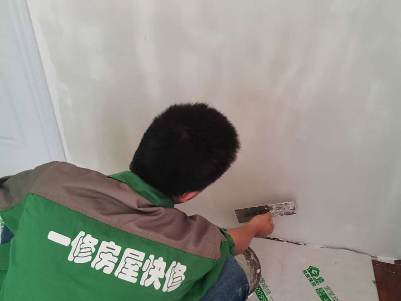 哪家婁底房屋維修公司刷漆更專業(yè)，婁底老墻面翻新怎么處理