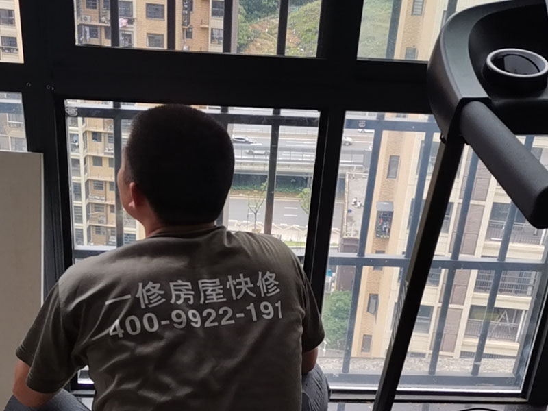 鋼化玻璃更換：鋼化玻璃門若是不符合安裝尺寸，再返工就非常麻煩，因此在開始測(cè)量的時(shí)候就要做到準(zhǔn)確。用玻璃吸盤先把玻璃板西經(jīng)，玻璃就位。將玻璃板上部插入門框里的限位槽，再把玻璃板的下部安放于底托飾面的對(duì)口縫內(nèi)。玻璃板固定好厚，在頂部的限位槽與底托的固定處，和玻璃板與框柱的對(duì)縫位置等注膠封口。門扇高度確定以后，在玻璃板與進(jìn)出橫檔內(nèi)的兩側(cè)空隙處，同時(shí)通過兩邊插入小木條，輕敲穩(wěn)實(shí)，在小木條、門扇玻璃與橫檔之間形成的縫隙里注入玻璃膠，再用以上方法處理殘跡。