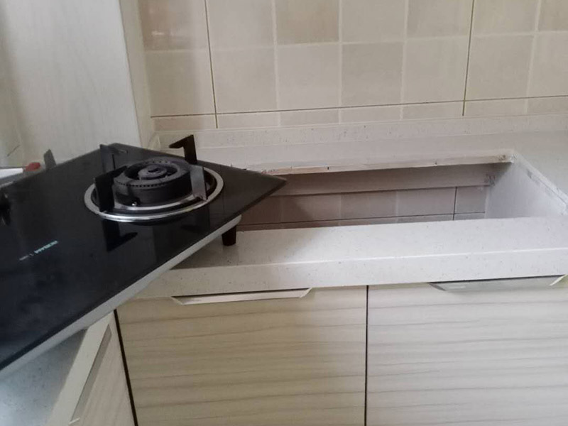 煙機(jī)灶具安裝：頂吸式煙機(jī)灶具距離灶臺(tái)的高度一般在65-75cm間，側(cè)吸式煙機(jī)灶具底部距離灶臺(tái)距離可以更近，一般在35-45cm間。頂吸式和側(cè)吸式煙機(jī)都是水平安裝在灶具正上方，煙機(jī)與灶具中心位置重合時(shí)吸煙效果最好。千萬不要將煙機(jī)灶具安裝在挨近門窗等空氣對(duì)流強(qiáng)的位置，非常影響吸煙效果?？赡芎芏嗳苏J(rèn)為離窗戶近一些效果好，這是個(gè)誤區(qū)。如果空氣對(duì)流過大，油煙在上升至25cm的有效吸力范圍前就已經(jīng)擴(kuò)散了，煙機(jī)吸煙效果不好。一般來說，在進(jìn)行櫥柜設(shè)計(jì)之前，需要將煙機(jī)灶具的款式尺寸給到櫥柜廠商，預(yù)留出煙機(jī)灶具的位置。保險(xiǎn)起見，先安裝櫥柜會(huì)比較好，否則容易碰壞煙機(jī)灶具。最好的情況是將兩者安排在同一天安裝，協(xié)調(diào)安裝，效果最好。