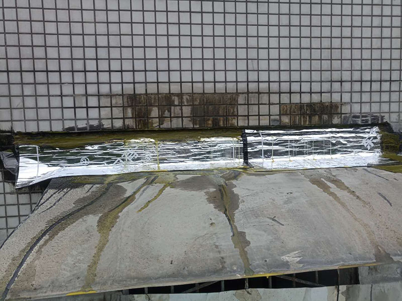 露臺頂面防水:將原防水層鏟除之后，再找平，將原來下部保溫層里存的水進行排干，設一些排氣孔做排氣措施，將保溫層里的水分排干。 把基面處理成堅固、平整、干凈，無灰塵、油膩、蠟等以及其它碎屑物質；基面有孔隙、裂縫、不平等缺陷的，須預先用水泥砂漿修補抹平，確?；娉浞譂駶櫍珶o明水，有泛水坡度。 防水材料建議選擇柔嫩型的聚合物水泥基防水涂/漿料，這類產品是水性涂料、無毒無害無污染、和水泥基材粘接緊密、使用壽命長、防水效果強。 做好坡度3°的排水坡；柔韌型的防水涂料前后兩次呈“十”字涂刷兩遍，總厚度不超過2㎜。