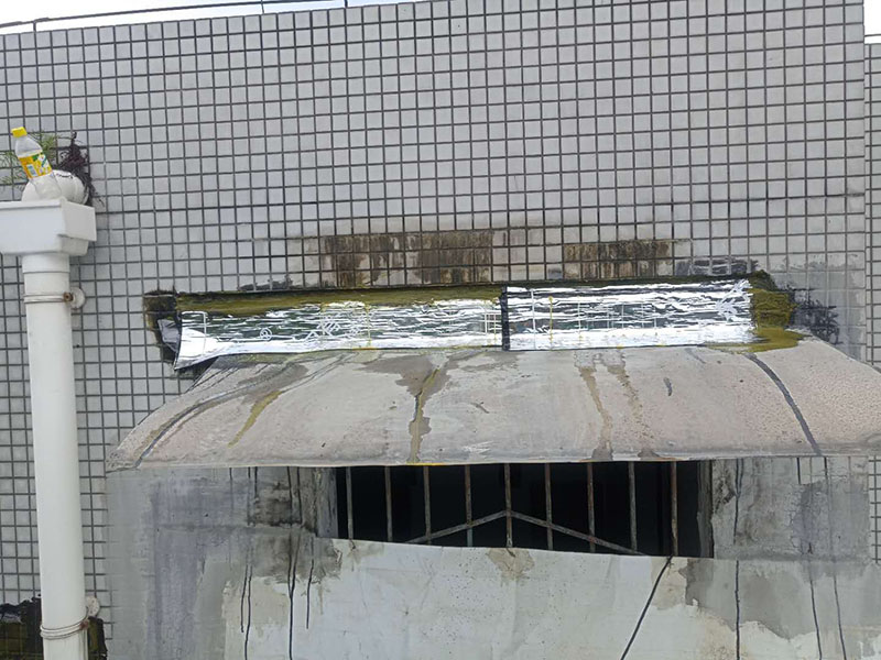 露臺頂面防水:將原防水層鏟除之后，再找平，將原來下部保溫層里存的水進行排干，設一些排氣孔做排氣措施，將保溫層里的水分排干。 把基面處理成堅固、平整、干凈，無灰塵、油膩、蠟等以及其它碎屑物質；基面有孔隙、裂縫、不平等缺陷的，須預先用水泥砂漿修補抹平，確?；娉浞譂駶?，但無明水，有泛水坡度。 防水材料建議選擇柔嫩型的聚合物水泥基防水涂/漿料，這類產品是水性涂料、無毒無害無污染、和水泥基材粘接緊密、使用壽命長、防水效果強。 做好坡度3°的排水坡；柔韌型的防水涂料前后兩次呈“十”字涂刷兩遍，總厚度不超過2㎜。