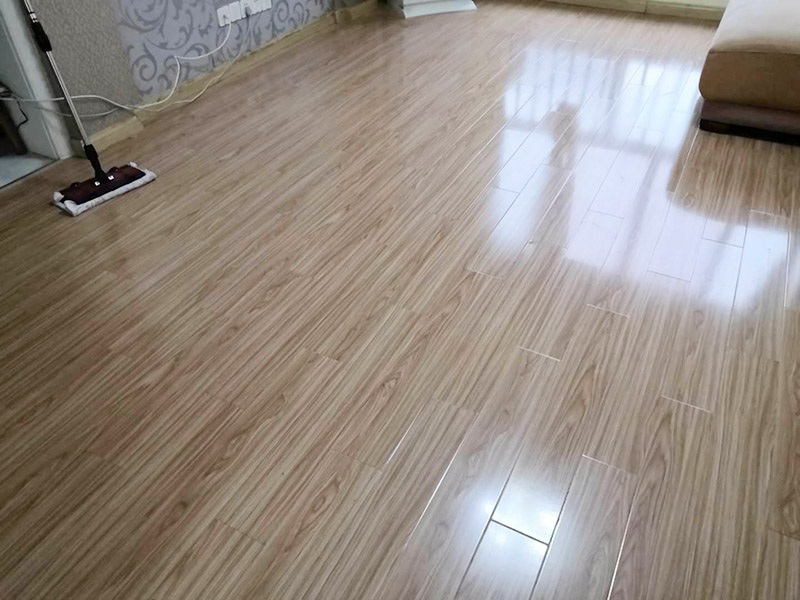 客廳木地板換新:基層清理→涂刷底膠→彈線、找平→鉆孔、安裝預(yù)埋件→安裝毛地板、找平、刨平→釘術(shù)地板、找平、刨平→釘踢腳板→刨光、打磨→油漆→上蠟。 1. 實(shí)鋪地板要先安裝地龍骨,然后再進(jìn)行木地板的鋪裝。 2. 龍骨的安裝方法:應(yīng)先在地面做預(yù)埋件,以固定木龍骨,預(yù)埋件為螺栓及鉛絲,預(yù)埋件間距為800毫米,從地面鉆孔下入。 3. 木地板的安裝方法：實(shí)鋪實(shí)木地板應(yīng)有基面板,基面板使用大芯板。 4. 地板鋪裝完成后,先用刨子將表面刨平刨光,將地板表面清掃干凈后涂刷地板漆,進(jìn)行拋光上蠟處理。