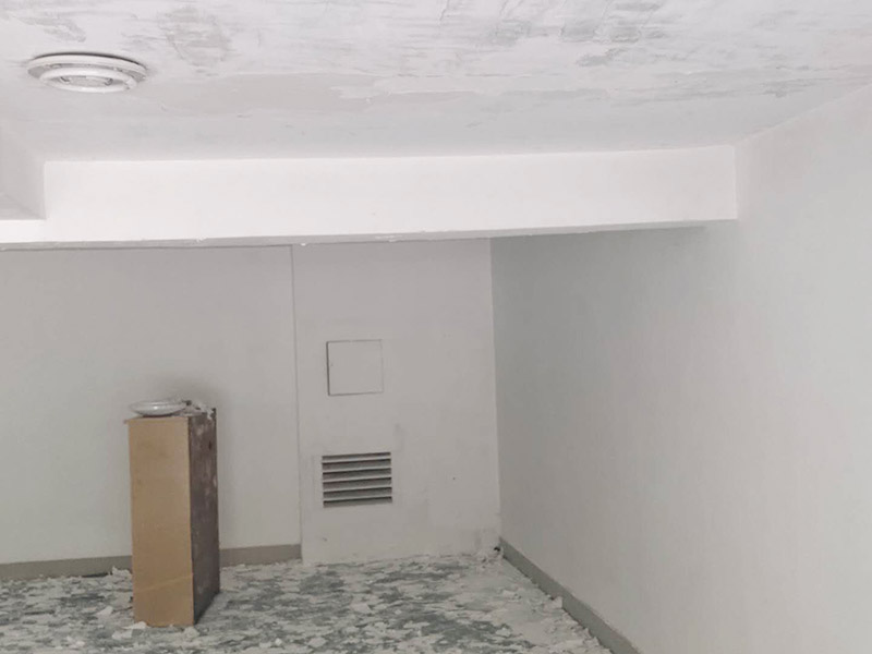 墻面基層清理：舊墻面基層處理相對新墻面較為復雜。現(xiàn)在將舊墻上的裝飾物去掉，然后將舊墻上的灰塵、油污等清理干凈。對于舊墻面上裂紋脫落的地方，可以用水泥砂漿進行其修復，進行墻面的拉毛壓扁處理。 若老墻有霉變，說明墻的初期防水工程做得不好。墻體翻新時，應先進行墻體的防水施工。用鋼絲刷或鐵鍬將舊墻面的變色退色粉漆清洗干凈，并用清水沖洗干凈。烘干后，對墻面進行修補和拋光。為了保證墻面的平整度，不影響墻面的二次施工。 如果舊的墻面漆膜在涂裝后保存完好，那么用清水將墻面上的污漬清洗干凈，直接進行墻面裝飾施工。